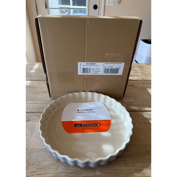 NEW Le Creuset Stoneware Fluted Flan/Pie/Tarte Baking Dish 11" 2.1L Mist Gray
